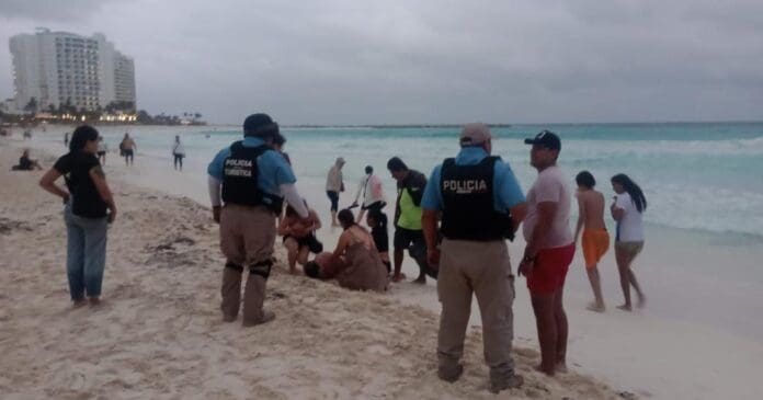 Turista estuvo a punto de morir ahogado en la playa Gaviota Azul de Cancún . Se metió a nadar pese a la bandera roja.