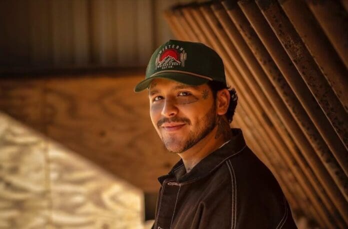 Christian Nodal es acusado de discriminar a su hermano por su travestismo