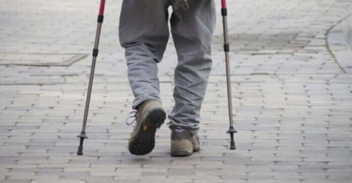 Video: Joven le roba las muletas y avienta al piso a un adulto mayor en Puebla