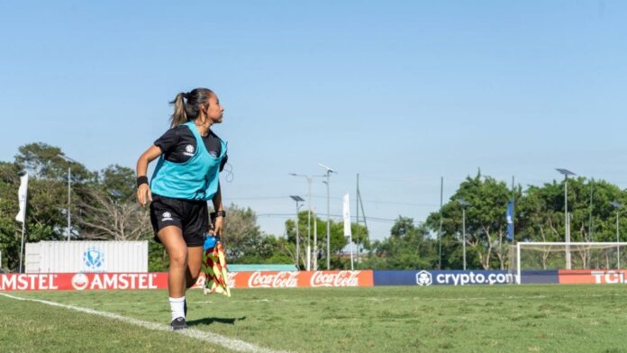 Video: Árbitra es brutalmente agredida durante partido de futbol masculino en Chile