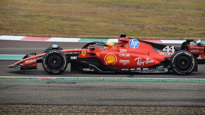 Video: Lewis Hamilton desata la locura tras dar sus primeras vueltas como piloto de Ferrari