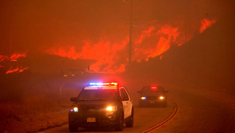 Video: Nuevo incendio, ahora al norte de Los Ángeles; hay miles de órdenes de evacuación