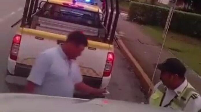 Captaron a un agente de Tránsito de Cancún recibiendo una mordida; el elemento ya fue separado de su cargo.
