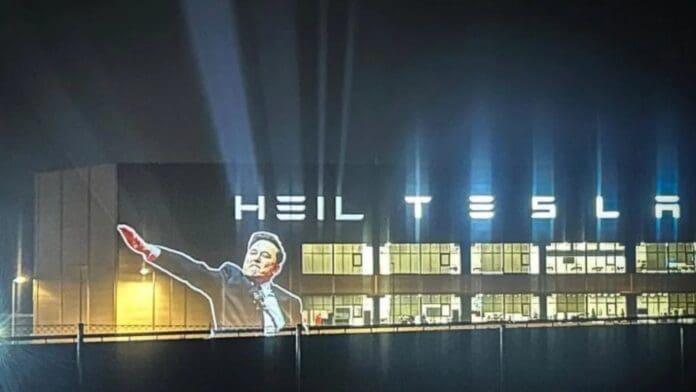 Video: Proyectan polémico saludo nazi de Elon Musk en el frente de su fábrica Tesla en Berlín