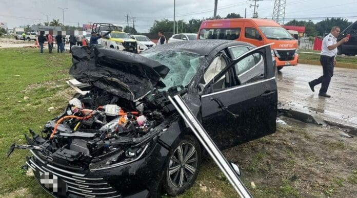 Otra vez la lluvia, un fuerte choque dejó dos personas lesionadas en el bulevar Colosio de Cancún este jueves.