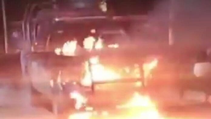 Detienen a dos policías en el sur de Quintana Roo tras la muerte de un sospechoso; una patrulla fue quemada