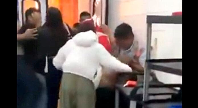 Video: Captan pelea campal en el área de fast food de Perisur, en la Cdmx