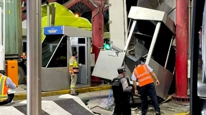 Tráiler impacta y destruye caseta de cobro en autopista La Antigua-Veracruz