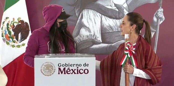 María Elena Ríos interrumpió un acto de Claudia Sheinbaum en Oaxaca; dijo que se rinde porque no hay justicia en México.