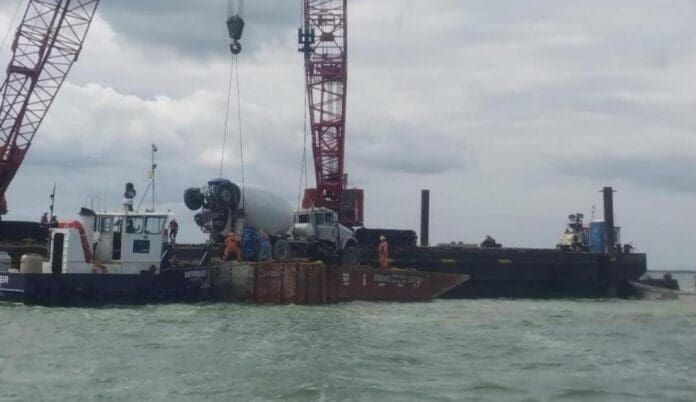 Retiraron un pesado vehículo que cayó al agua en las obras del Puente Nichupté de Cancún. Fueron varias horas de labores.