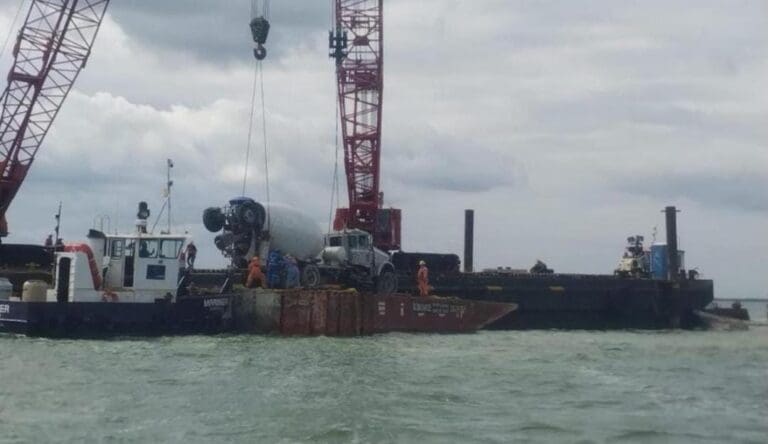 Retiran pesado vehículo que cayó al agua en las obras del Puente Nichupté de Cancún