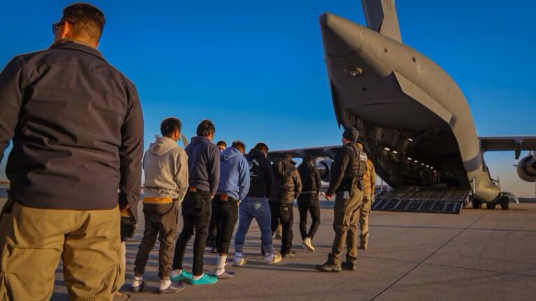 Confirma Estados Unidos que México recibió cuatro vuelos con migrantes deportados