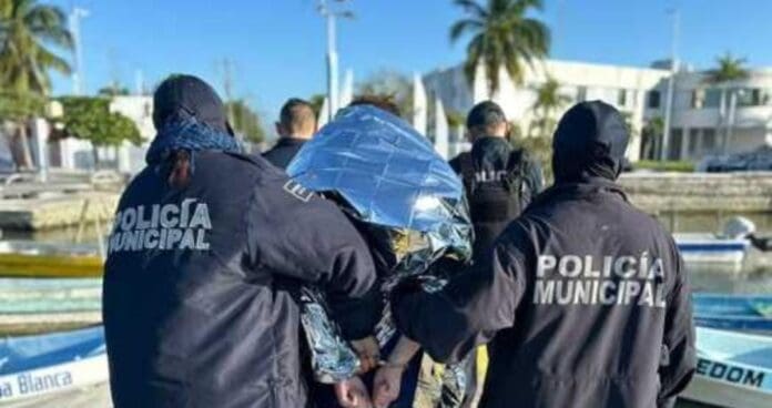 Detienen a sujeto originario de Canadá por robar una lancha en Chetumal. Gasta el momento se desconoce por qué lo hizo.