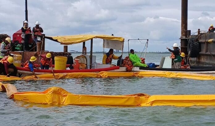 Supervisan autoridades los posibles daños tras la caída de una revolvedora en la Laguna Nichupté de Cancún.