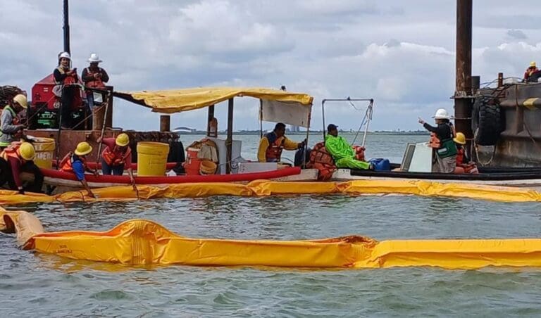 Supervisan autoridades los posibles daños tras la caída de una revolvedora en la Laguna Nichupté de Cancún.