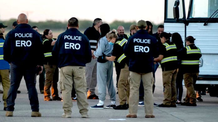 Video: Amenaza deportación a cinco millones de mexicanos; paraliza el miedo a latinos