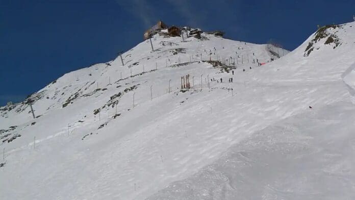 Video: Rescatan a tres esquiadores que cayeron 300 metros en una montaña gracias a un ‘smartwatch’