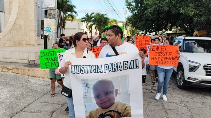 Denuncian que una presunta negligencia en el ISSSTE de Cancún le costó la vida a Emiliano, un niño de dos años.