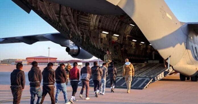 Los mexicanos deportados menores de 30 años recibirían hasta 8 mil pesos de Jóvenes Construyendo el Futuro.