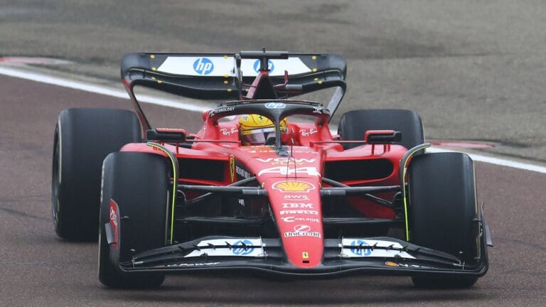 Lewis Hamilton estrella su Ferrari de Fórmula 1 durante sus pruebas en el circuito de Barcelona