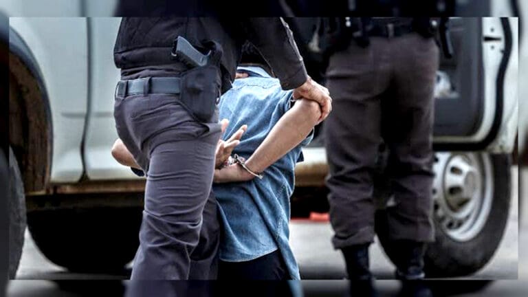 Video: Arrestan acusados de homicidio al director y al comandante de policía de Tuxpan, Michoacán