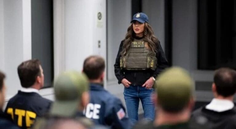 "Sacamos la basura de las calles", afirmó una funcionaria de Donald Trump durante una redada contra migrantes.