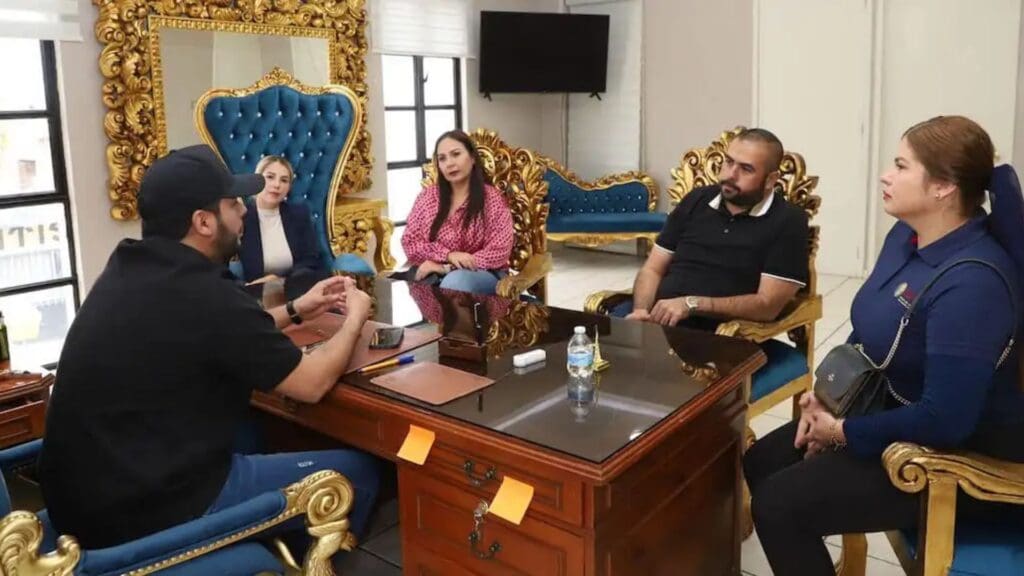 Alcalde de Elota, Sinaloa presume su "silla presidencial"; es una réplica de la de Benito Juárez