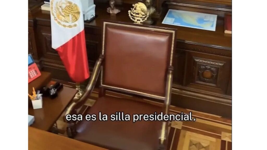 Alcalde de Elota, Sinaloa presume su "silla presidencial"; es una réplica de la de Benito Juárez