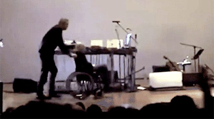 Video: Patti Smith se desmaya en concierto; y regresa a cantar dos canciones más