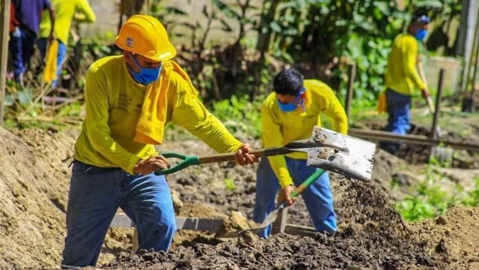 Video: Nayib Bukele saca a los presos a limpiar calles y construir colegios en El Salvador