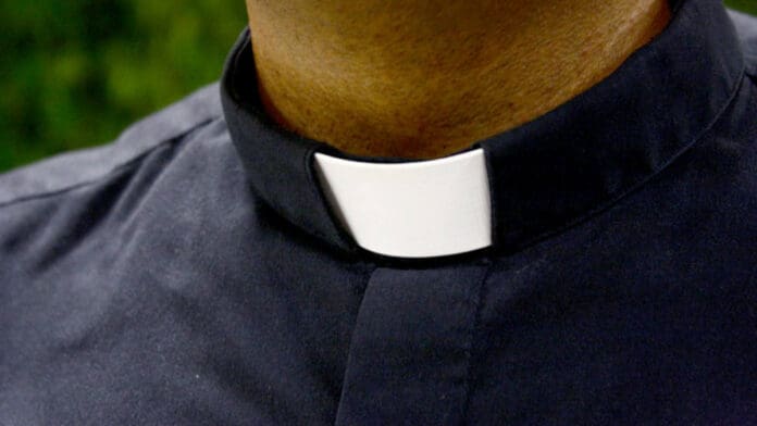 Acusan de agresión a sacerdote por arrancarle el pelo a una niña y usarlo como hilo dental