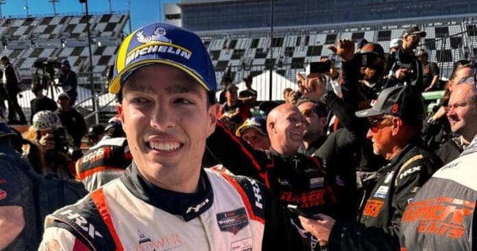 Descalifican al equipo del piloto mexicano que ganó en las 24 horas de Daytona; tendrá que devolver premios.