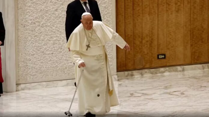 Video: Papa Francisco casi se cae al entrar a una audiencia jubilar en el Vaticano