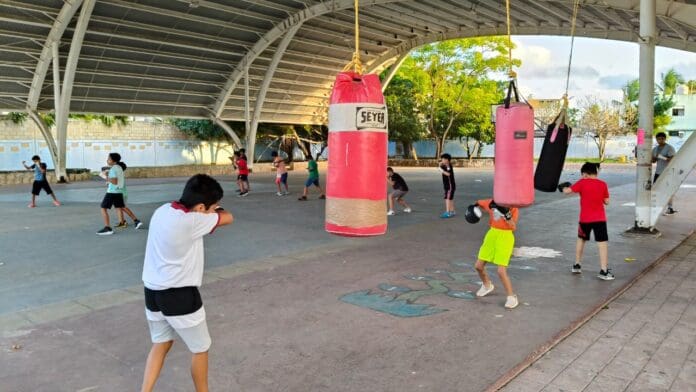 En Playa del Carmen, apoyan a niños que entrenan box