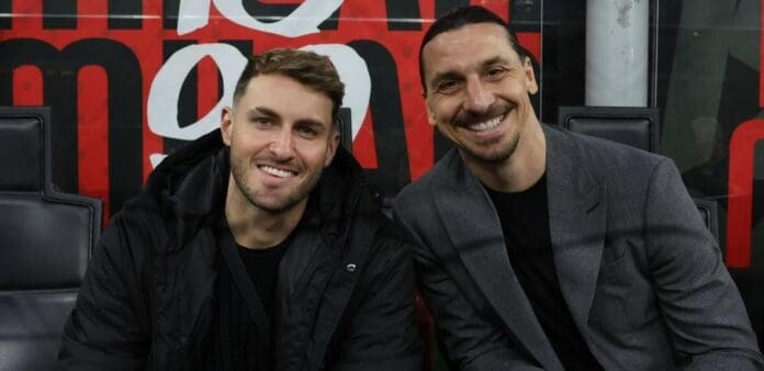 Leyendas del AC Milan como Franco Baresi, Andrei Shevchenko e Ibrahimovic reciben al mexicano Santiago Giménez.