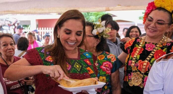 Mara Lezama convive con cancunenses, visitantes y turistas en la Feria del Tamal en el marco del Día de la Candelaria.