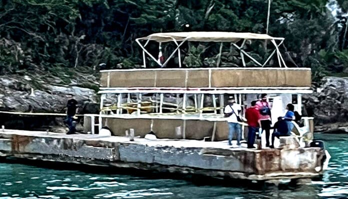 Propela catamarán a cinco personas en arrecife de la isla de Cozumel