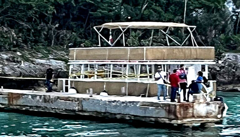 Propela catamarán a cinco personas en arrecife de la isla de Cozumel