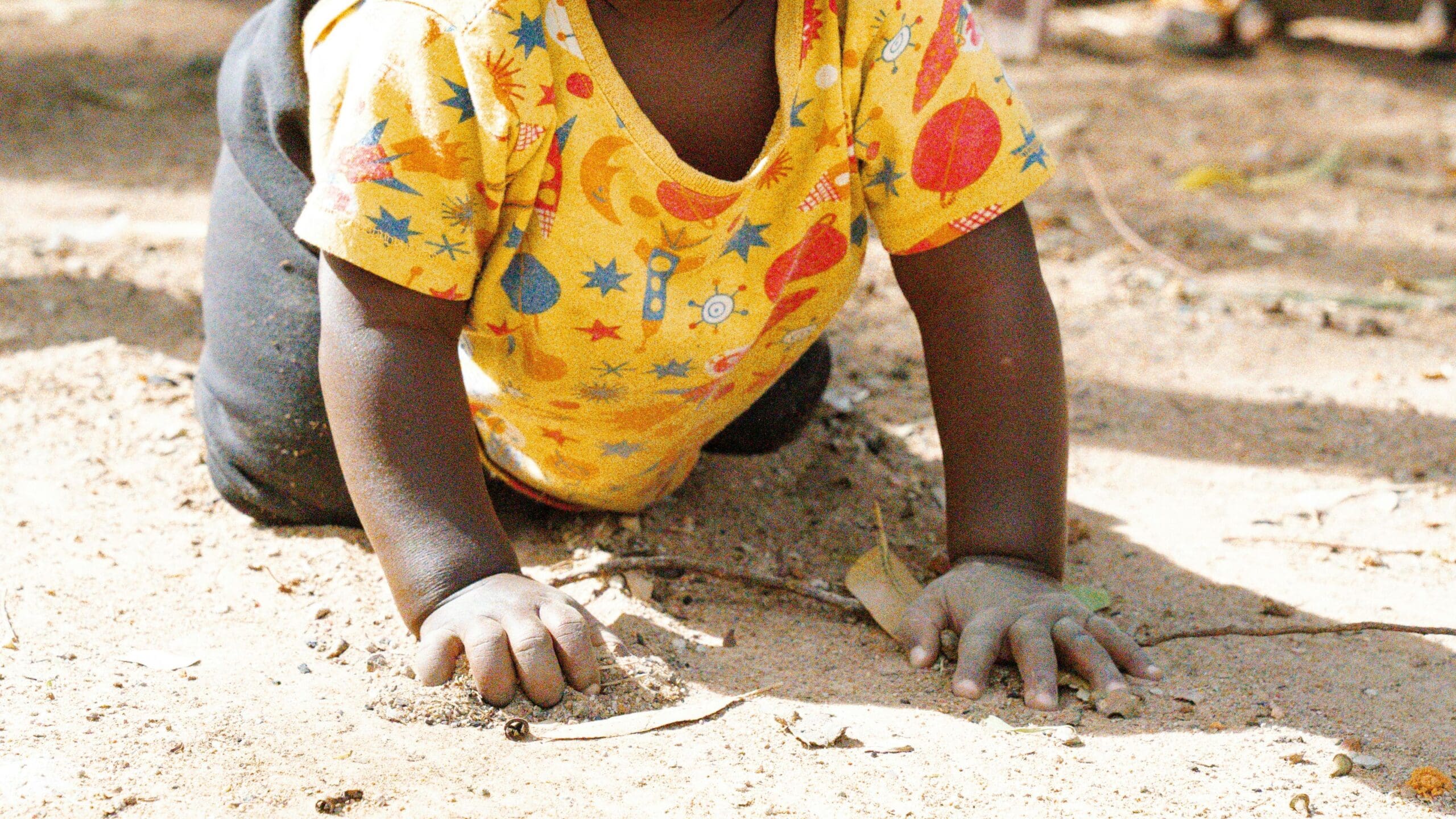 Bebé de ocho meses es hallada gateando por una carretera de Ecuador tras el asesinato de su madre
