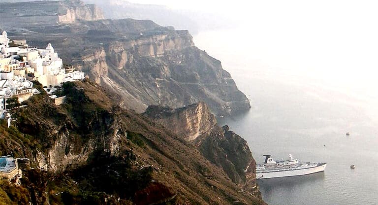 Video: Huyen miles de Santorini ante la amenaza de un gran terremoto en Grecia