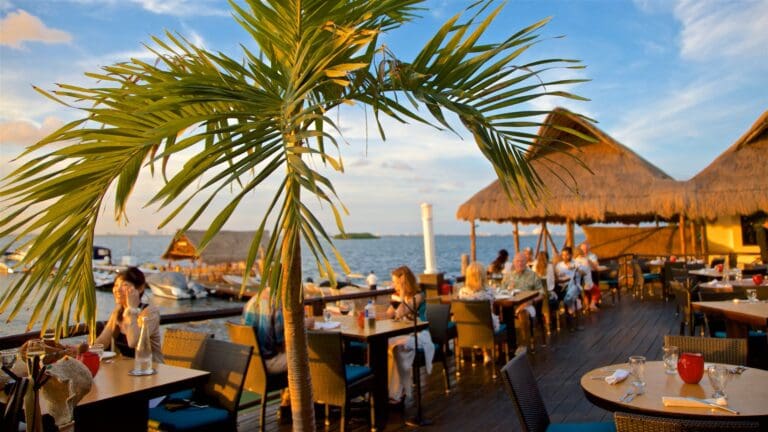 Supuesto millonario estadounidense estafa a turistas en la Zona Hotelera de Cancún, alertan víctimas