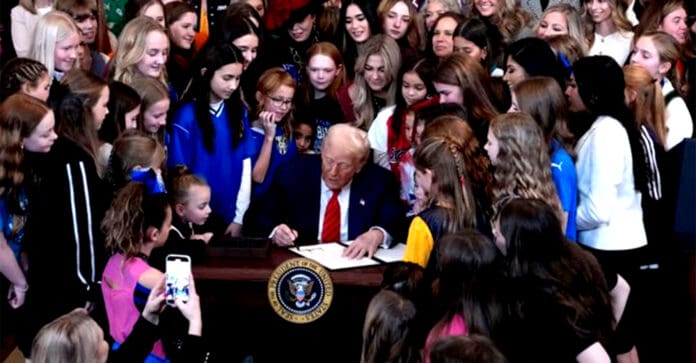 Video: Firma Donald Trump decreto que prohíbe a mujeres trans participar en deportes femeninos
