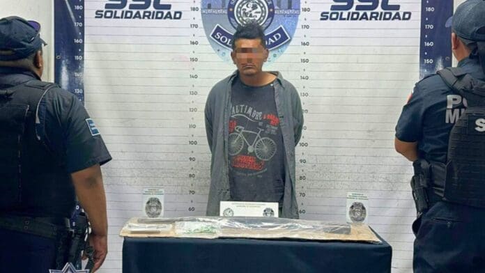 Energúmeno sujeto amenaza de muerte a su jefecita con arma larga en comunidad de Playa del Carmen