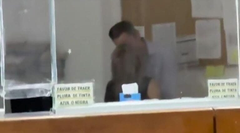 Exhiben a empleados del IMSS que no atendían a la gente por estarse besando apasionadamente. Serán sancionados.