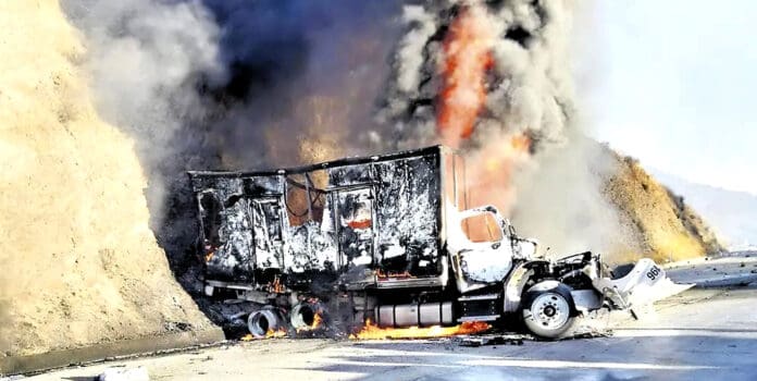 Video: carambola entre cinco tráileres deja dos muertos en Aguascalientes