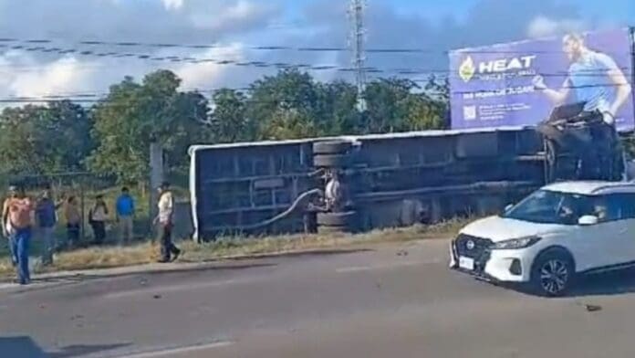 Deja 43 heridos volcadura de autobús cerca de Puerto Aventuras