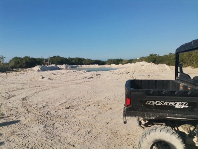 Restauran calles de Holbox con dragado ilegal de arena