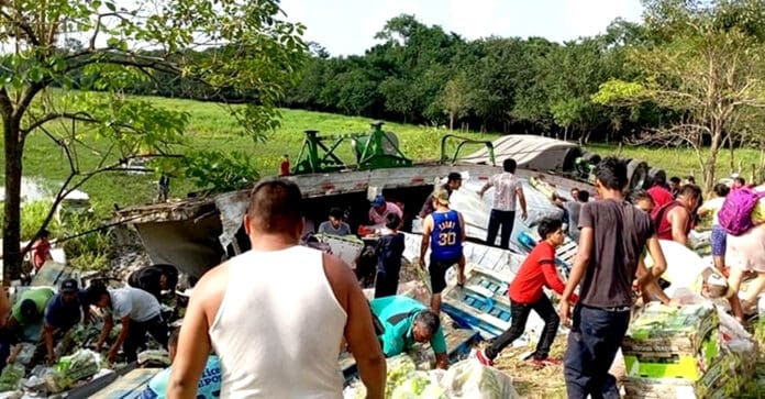 Rapiñan tráiler con chofer muerto en Tabasco; venden mercancía en Facebook