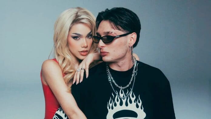 Video: Peso Pluma y Kenia Os confirman su romance con tierno beso durante el Super Bowl