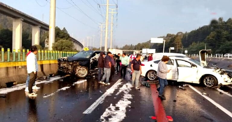 Video: Granizada provoca 27 lesionados en carambola de 20 autos en el Estado de México